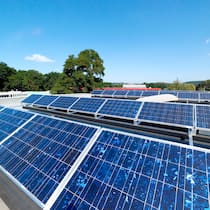 Bahn frei für den erleichterten Bau von Solaranlagen – so klappts Mehrere aufgeständerte Fotovoltaikanlagen auf einem Gebäude mit Flachdach.