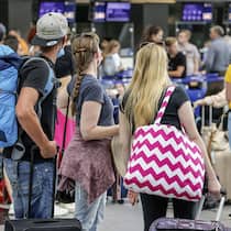 Ärger mit dem Flug? Pech für Reisende aus der Schweiz 27.07.2022, Duesseldorf, Nordrhein-Westfalen, Deutschland - Flughafen Duesseldorf, Urlauber stehen mit Koffern am Check-in Schalter am Tag des Warnstreiks vom Lufthansa Bodenpersonal. 00X220722D126CARO . (KEYSTONE/CARO/Rupert Oberhaeuser)