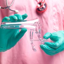 Wieso zahlt die Krankenkasse den Krebsabstrich nicht? Eine Ärztin hält ein vaginales Spekulum für einen Krebsabstrich in den Händen. Die Krankenkasse übernimmt gewisse Vorsorgeuntersuchungen.