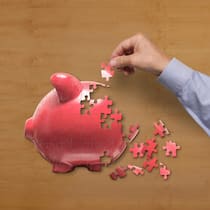 Bei Lücken sieht man alt aus Sparschwein als Puzzle dargestellt weist Lücken auf