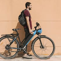 Welche Police sich für Ihr E-Bike wirklich lohnt Städtischer Radfahrer, der nahe bei Efahrrad steht-Eine Veloversicherung kostet zwischen 97 und 309 Franken. Doch manchmal ist eine andere Versicherungsvariante günstiger.