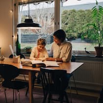So geht die Erziehungsmethode «Sturdy Parenting» Nach Helikopter- und Rasenmähereltern folgt eine neue Erziehungsmethode. Sie setzt auf eine feste Bindung auf Augenhöhe, fordert aber auch klare Grenzen. Warum das Fachleute jubeln lässt.