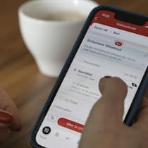 So sparen Sie bis zu 50 Prozent auf SBB-Billette – fünf Tricks Smartphone mit SBB-App - Wer das komplizierte Tarifsystem der SBB durchschaut, kann beim Zugfahren in der Schweiz massiv Geld sparen