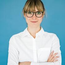 Sprache der Jobinserate schreckt oft Frauen ab Frau mit weissem Hemd und verschränkten Armen