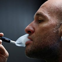 Philip Morris mimt den Wohltäter Mann raucht IQOS