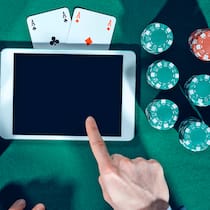 «Man beutet die Naivität der Leute aus» Pokerchips, Pokerkarten und ein Tablet
