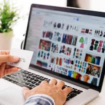Schweizer werden weiter diskriminiert Mann bestellt auf Laptop mit Kreditkarte bei einem Onlinehändler
