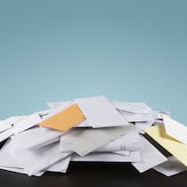 Frau wird seit Jahren von Geldeintreibern bedrängt Ein Stapel Mahnungen und Betreibungen