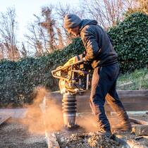 Weniger Mietzins wegen Baulärm? Mann arbeitet draussen im Garten mit dem Presslufthammer