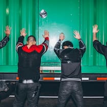 Welche Rechte Jugendliche gegenüber Uniformierten haben Vier Jugendliche stehen mit gespreizten Beinen und angelehnten Armen und Händen gegen eine grüne Containerwand, damit sie von der Polizei kontrolliert werden können.