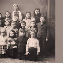 Wie die Schweiz jüdische Kinder von ihren Eltern trennte Masha Reisel (unterste Reihe, Erste von rechts) im Kindergarten im Auffanglager Adliswil, Herbst 1942.