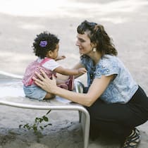 Der Ständerat ebnet den Weg für ein Verbot von Auslands-Adoptionen Weisse Frau und dunkelhäutiges Kind auf einem Spielplatz - Der Nationalrat wollte, dass der Bundesrat sein geplantes Verbot für internationale Adoptionen zurücknimmt. Diese Forderung ist jetzt vom Tisch