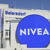 Wie sich Unternehmen gegen den Schweiz-Zuschlag wehren Beiersdorf Fabrik - Wenn ausländische Lieferanten zu hohe Preise verlangen, können sich Schweizer Unternehmen seit vier Jahren dagegen wehren. Die Migros hat das getan – ansonsten nutzen aber erst wenige Firmen diese Möglichkeit