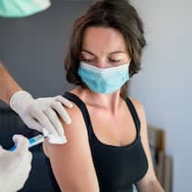 Antworten auf die wichtigsten rechtlichen Fragen Eine junge Frau lässt sich impfen.