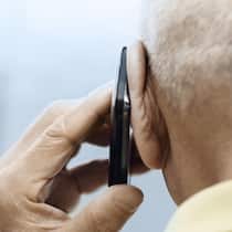 171 Franken für einen kurzen Anruf Alter Mann am Smartphone