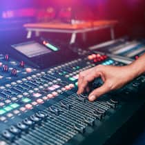 Die Party ist vorbei Tontechniker bedient Mischpult an Veranstaltung