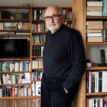 Engagierter Rentner zieht den Bund vor Gericht Benno Straumann in seiner Bibliothek. Er ist Rentner und kein Jurist. Trotzdem will Benno Straumann mit einem Leiturteil aus dem Asylbereich bald einen Erfolg gegen den Bund einfahren. «Kein Anwalt kann es sich leisten, so viel Aufwand zu betreiben.»