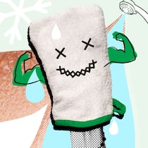 Wie oft soll man duschen? Ein Waschlappen mit Gesicht und zwei Muskelarmen vor einem Duschkopf mit Wasserstrahl und benässter Haut. Wie viel duschen wirklich gesund ist.