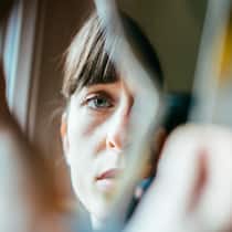 Junge Autistin wird in die Sozialhilfe gedrängt Junge Frau schaut in die Kamera - Eine junge Frau leidet an einer Autismus-Spektrum-Störung. Sie kämpft seit Jahren um Unterstützung, doch diese verläuft äusserst schleppend