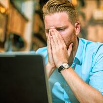 Wie soll ich auf die Erpressung reagieren? Mann erschrickt über Nachricht auf dem PC