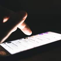 Salt-Kunde kritisiert Rechnung und wird gesperrt Mann tippt auf Smartphone-Display