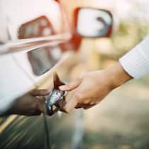 Muss ich die kaputte Autotür bezahlen? Eine Autotüre wird geöffnet