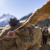 Wie weit dürfen Fasnachtsstreiche gehen? In Evolène vertreiben die Fasnächtler den Winter mit einem Besen.