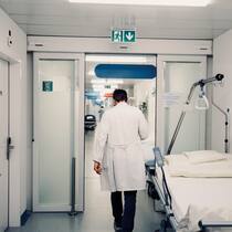 Wie Bagatellfälle unsere Notaufnahmen überlasten Unterwegs mit Markus Schwendinger im Kantonsspital Baden. Notaufnahme und Triagensystem. Wespen- oder Zeckenstich, verstauchter Fuss:Bagatellfälle überfluten die Notfallstationen. Das gefährdet das gesamte Gesundheitssystem.