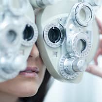 6 Mythen zur Sehkraft im Faktencheck Patientin im Untersuch bei einer Augenärztin