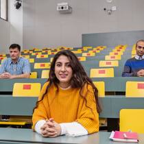 Eine zweite Chance für Geflüchtete Der Iraner Reza (links), die Kurdin Dilan (Mitte) sowie der Iraner Rahm (rechts), allesamt Fluechtlinge, fotografiert im Hoersaal des Kollegienhaus der Universität Basel