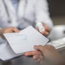 Zahnarztketten neu mit hohen Gebühren Arzt übergibt Rezept an Patienten