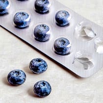 Der Vitamin-Schwindel Heidelbeeren in einer Medikamenten-Blisterpackung