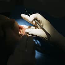 Achtung – dieser Zahnarzt hat Berufsverbot Geöffneter Mund und Zahnarzthand in Handschuhen - Der verurteilte Zahnarzt Herbert Hatzlhoffer behandelte trotz Bewilligungsentzug monatelang in Aarau illegal weiter