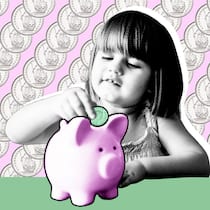 Sackgeld für Kinder – so viel sollte es sein Ein kleines Mädchen wirft eine Münze in ihr Sparschwein - Kinder sollten möglichst früh den richtigen Umgang mit Geld lernen. Ein Sackgeld kann dabei helfen. Die Tipps des Beobachters an Eltern.