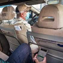 Uber-Fahrer werden ausgebremst Uber-Kunde sitzt im Auto