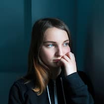 Warum Junge nicht mehr mithalten können Nachdenkliches Mädchen