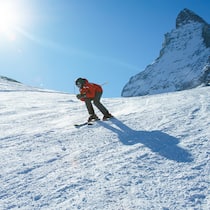 Wann Stornieren oder Umbuchen möglich ist Young skier skiing at Zermatt ski resort with Matterhorn mountain region in background, Valais canton, Switzerland, in winter morning. Taken by Sony a7R II, 42 Mpix.