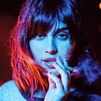 Kiffen und die Konsequenzen Junge Frau raucht einen Joint