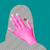 Strafanzeige erstatten – das erwartet Sie danach Eine Frau, von der nur eine Silhouette und ein Auge zu sehen ist, hält sich die Hand vor das Gesicht. Wer Opfer einer Straftat wurde, kann Anzeige erstatten und Opferhilfe beanspruchen