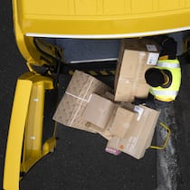 Was, wenn der Express zu spät ankommt? Der Paketbote der Schweizerischen Post Vito Bochicchio liefert Pakete in Zuerich Hoengg, aufgenommen am Dienstag, 5. Dezember 2023 in Zuerich. (KEYSTONE/Michael Buholzer)