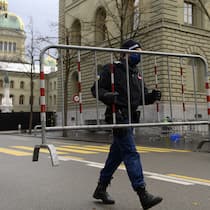 Wer kann die Behörden rascher bremsen? Polizist trägt Abschrankung – im Hintergrund das Bundeshaus in Bern (28. November 2021)