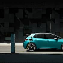Ist ein E-Auto das Richtige für mich? Türkis Elektroauto von Volkswagen (Modell ID.3) steht am Strassenrand und wird an Ladestation aufgeladen