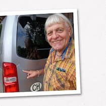 Als er sein Auto von der Garage abholt, entdeckt er eine Beule Ernst Bolliger zeigt auf die Beule auf seinem Auto - Ein Solothurner bringt sein Auto in die Werkstatt – und als er es wieder abholt, ist es beschädigt. Jetzt liegen sich Kunde und Garagist in den Haaren: Wann und wie ist der Schaden entstanden