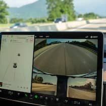 Autofahrer baut Unfall trotz Fahrassistent – das wird teuer Blick auf Fahrassistent und auf Strasse - Ein Autofahrer krachte auf der Autobahn in ein bremsendes Auto und schob die Schuld auf den Fahrassistenten. Doch das Bundesgericht stellt klar: Die Verantwortung liegt immer beim Fahrer