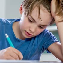 Das einsame Leiden der Legastheniker Junge mit Legasthenie in der Schule