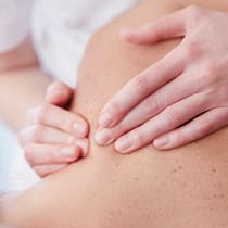 Nicht jede Hand kann alles heilen Ein Osteopath behandelt eine Patientin