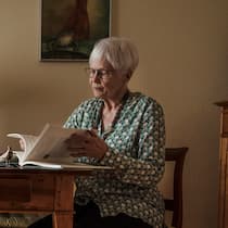 «Volksmärchen haben oft ein gutes Ende, deshalb liebe ich sie so» Elisabeth Erb blättert zu Hause an ihrem Tisch in einem Märchenbuch. «Geplant war das nie»: Elisabeth Erb über ihre Sammlung von über 3000 Märchenbüchern.