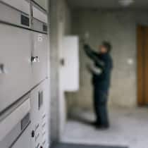 Kein AHV-Geld wegen A-Post Plus Briefträgerin wirft Brief in Briefkasten ein