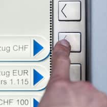 Bank-Gebühren im Vergleich Immer mehr setzen auf die Mischform aus Rente und Barem.