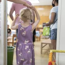 Sie wollen Ihr Kind später einschulen? Hier sind die Regeln Mädchen beim Eintritt in den Kindergarten - Es ist schon fast ein Trend, die Kinder ein Jahr später in Kindergarten und Schule zu schicken. Der Beobachter erklärt, welche Regeln gelten